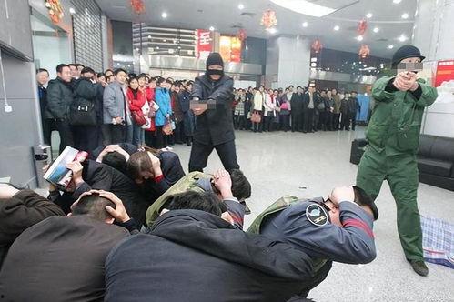 劫匪抢劫银行爆料视频,惊现银行劫案！独家视频揭露犯罪现场惊心动魄瞬间