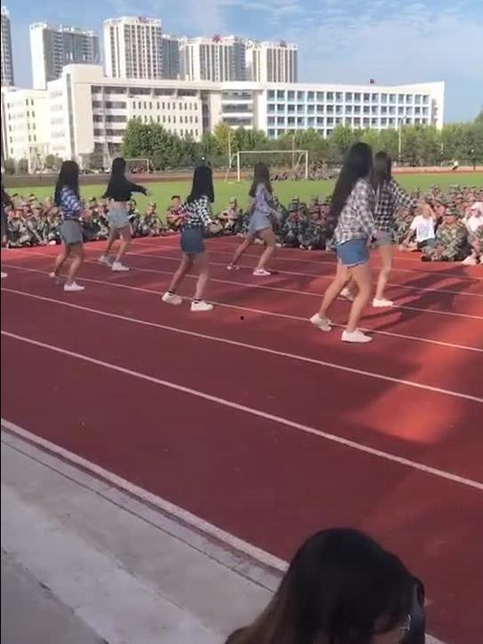 吃瓜潍坊军训跳舞免费观看,免费观看引全民围观